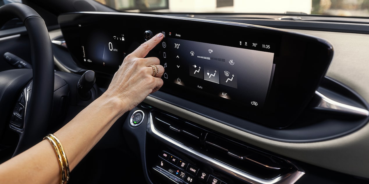 Vue latérale du système d’infodivertissement et du volant du Buick Envista Avenir 2024.