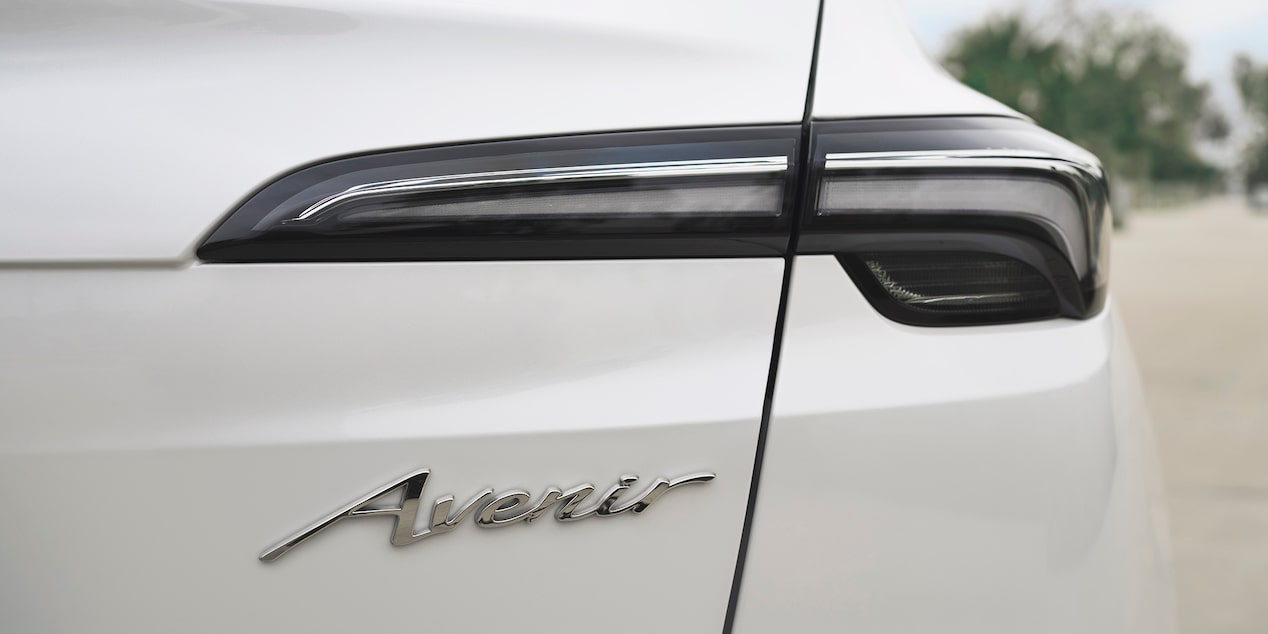 Vue rapprochée du logo Avenir du Buick Envista Avenir 2024.