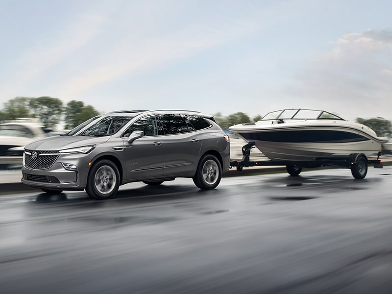 Buick Enclave 2024 qui remorque un yacht.