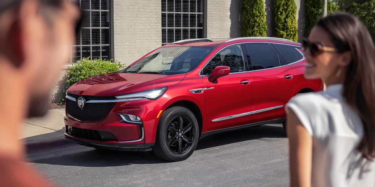 Buick Enclave sport de tourisme 2024 stationné devant une maison.