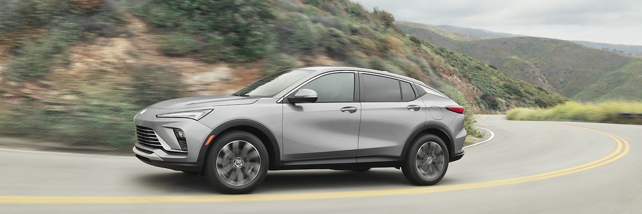 Le Buick Envista 2024 qui avance à toute vitesse sur une route de montagne.