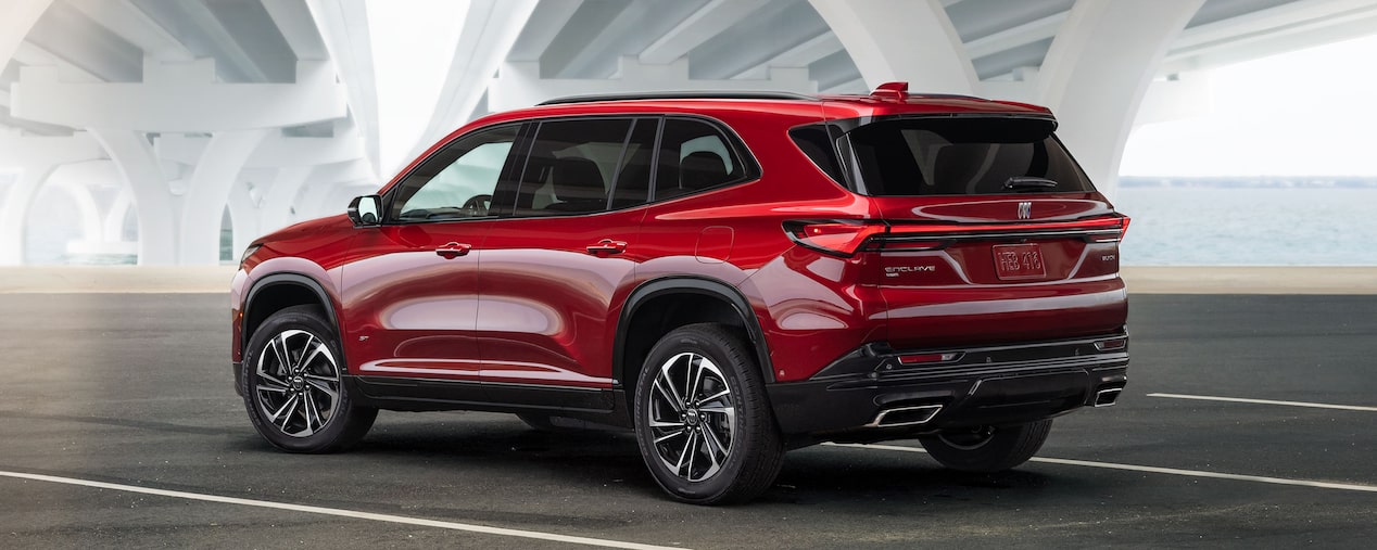 Vue latérale du Buick Enclave 2025 en mouvement sous un pont.