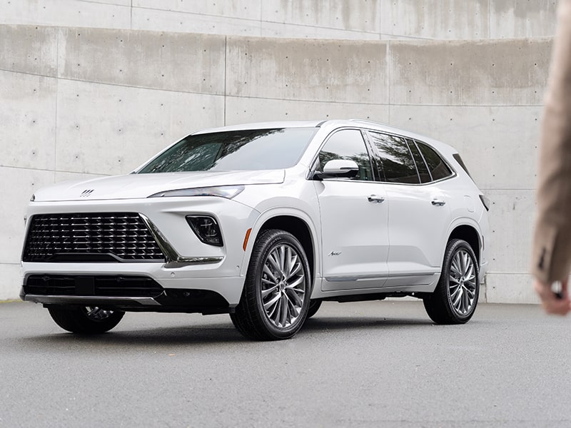 Front side profile view of the 2025 Buick Enclave Avenir.