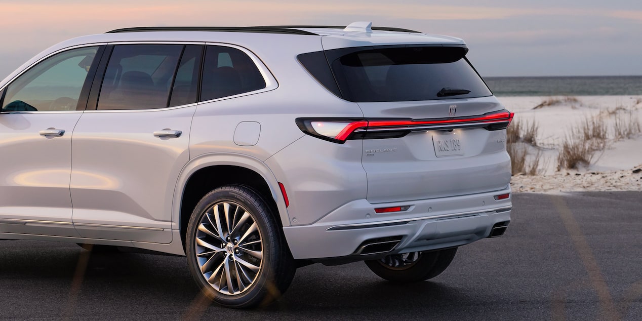 Rear side view of the 2025 Buick Enclave Avenir.