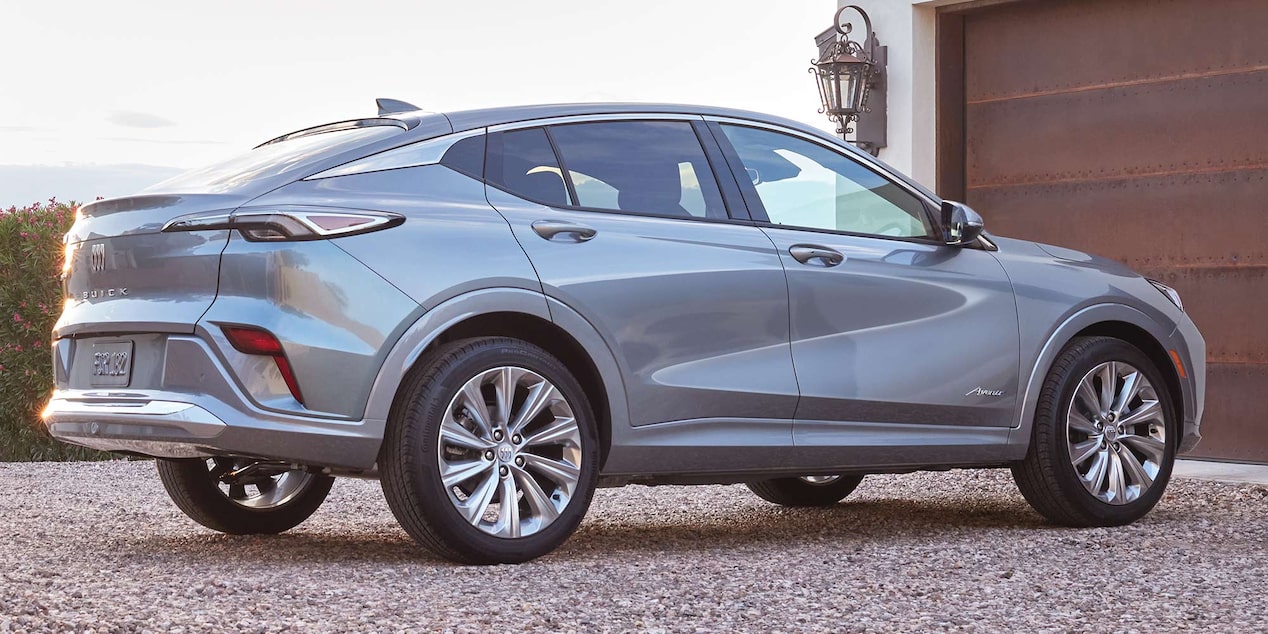 Right profile view of the 2025 Buick Envista Avenir.