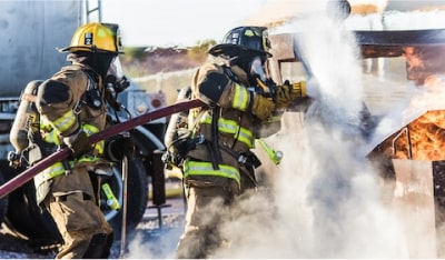 Deux pompiers éteignant un incendie sont admissibles aux programmes de rabais de GM.