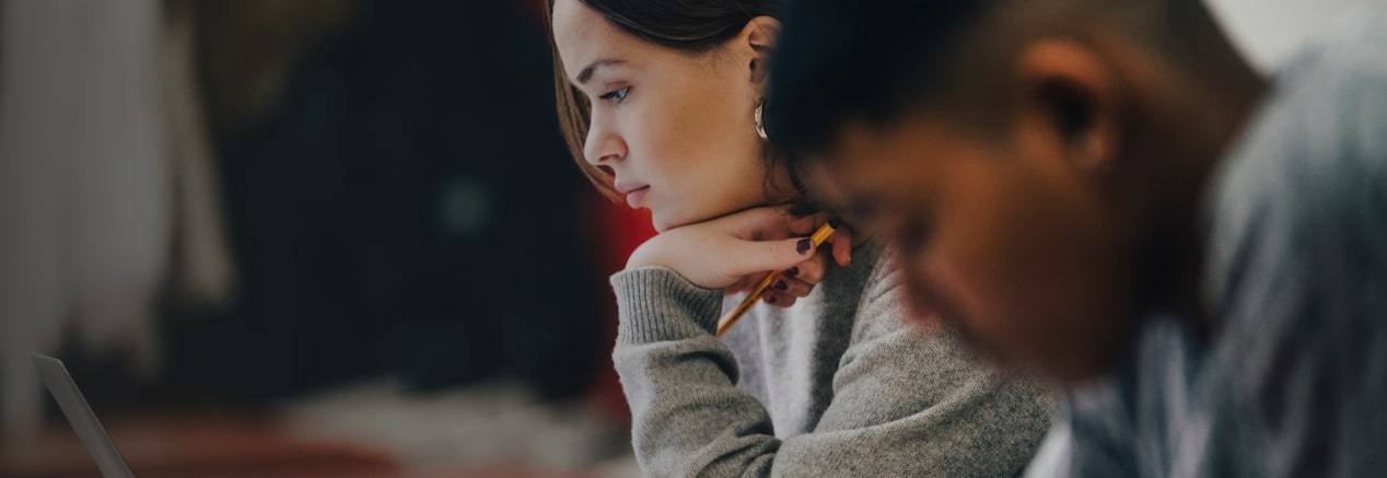 Deux personnes concentrées sur leurs tâches, admissibles au Programme de Bonification pour étudiants de GM.