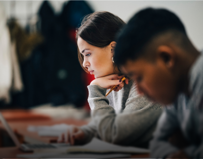 Deux personnes concentrées sur leurs tâches, admissibles au Programme de Bonification pour étudiants de GM.