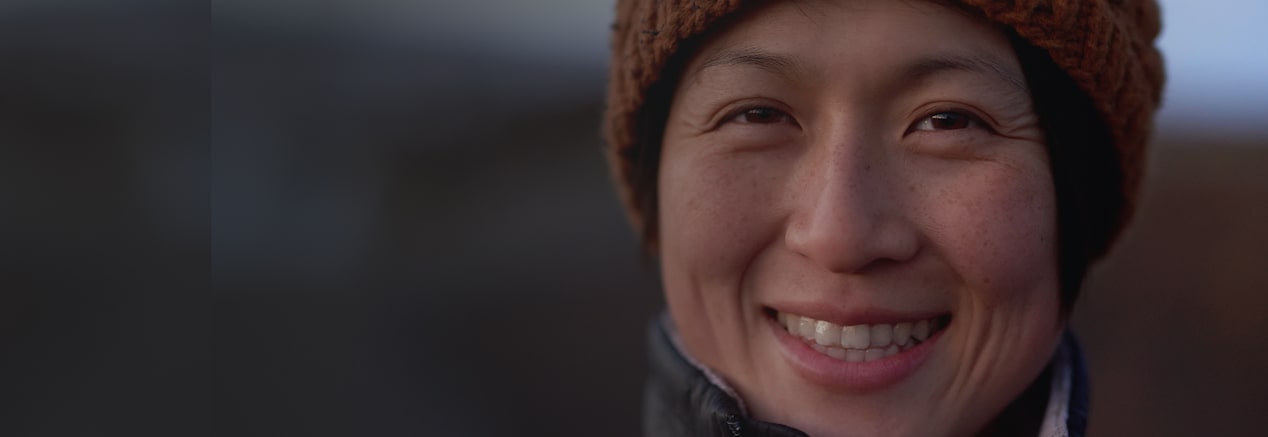 Une personne souriante, admissible au Programme Bienvenue au Canada de GM.